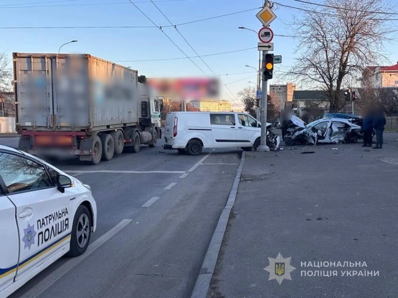 Проїхав на червоне і спричинив ланцюгову аварію: у Одесі двоє людей опинилися в лікарні