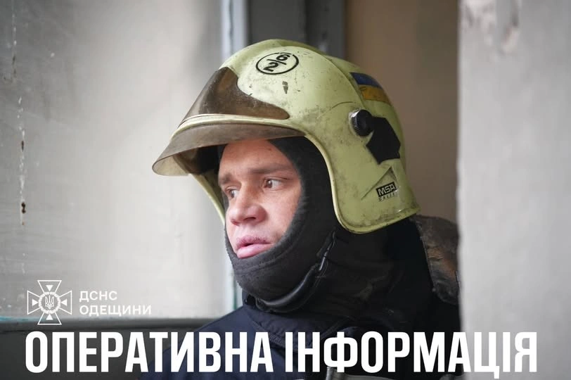 Трагічна знахідка у Подільську: рятувальники відчинили двері та виявили тіло літньої жінки У Подільську на Одещині рятувальники разом із поліцейськими змушені були відчиняти зачинені двері приватного будинку. Усередині вони знайшли пенсіонерку без ознак життя. Подія стала однією з найпомітніших серед низки викликів, які фіксували служби протягом доби. Трагедія сталася 6 січня вдень на вулиці Мельниченка. На прохання правоохоронців рятувальники застосували спеціальний інструмент, аби потрапити до оселі. Там виявили тіло жінки 1937 року народження. Обставини її смерті зараз з’ясовують відповідні служби. За інформацією обласного управління ДСНС, упродовж тієї ж доби в регіоні сталося шість пожеж: чотири в межах Одеси та дві в області. Крім цього, фіксувалися виїзди на інші надзвичайні ситуації. Один із таких випадків стався в Одесі. Рятувальники працювали на дорозі, де через витік пального виникла загроза для транспорту.  «Місто Одеса, Хаджибейський район, вулиця Олексія Вадатурського: вчора вдень рятувальники допомогли змити паливно-мастильні матеріали з проїжджої частини»  Фахівці наголошують: зима підвищує ризики як пожеж, так і дорожніх інцидентів. Тому водіїв та пішоходів закликають бути максимально уважними, а у випадку підозри на небезпеку одразу повідомляти служби порятунку. Розслідування причин смерті жінки з Подільська триває. Так само встановлюються чинники, що призвели до пожеж, зафіксованих у регіоні