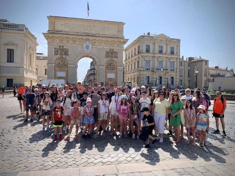 Трагічна знахідка у Подільську: рятувальники відчинили двері та виявили тіло літньої жінки У Подільську на Одещині рятувальники разом із поліцейськими змушені були відчиняти зачинені двері приватного будинку. Усередині вони знайшли пенсіонерку без ознак життя. Подія стала однією з найпомітніших серед низки викликів, які фіксували служби протягом доби. Трагедія сталася 6 січня вдень на вулиці Мельниченка. На прохання правоохоронців рятувальники застосували спеціальний інструмент, аби потрапити до оселі. Там виявили тіло жінки 1937 року народження. Обставини її смерті зараз з’ясовують відповідні служби. За інформацією обласного управління ДСНС, упродовж тієї ж доби в регіоні сталося шість пожеж: чотири в межах Одеси та дві в області. Крім цього, фіксувалися виїзди на інші надзвичайні ситуації. Один із таких випадків стався в Одесі. Рятувальники працювали на дорозі, де через витік пального виникла загроза для транспорту.  «Місто Одеса, Хаджибейський район, вулиця Олексія Вадатурського: вчора вдень рятувальники допомогли змити паливно-мастильні матеріали з проїжджої частини»  Фахівці наголошують: зима підвищує ризики як пожеж, так і дорожніх інцидентів. Тому водіїв та пішоходів закликають бути максимально уважними, а у випадку підозри на небезпеку одразу повідомляти служби порятунку. Розслідування причин смерті жінки з Подільська триває. Так само встановлюються чинники, що призвели до пожеж, зафіксованих у регіоні