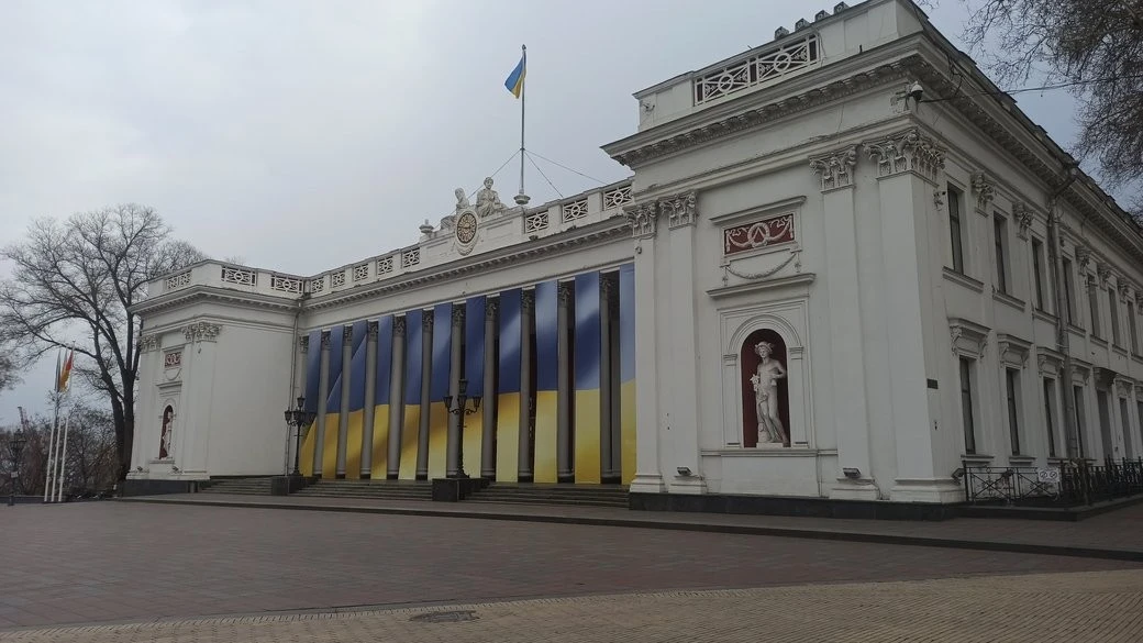 Трагічна знахідка у Подільську: рятувальники відчинили двері та виявили тіло літньої жінки У Подільську на Одещині рятувальники разом із поліцейськими змушені були відчиняти зачинені двері приватного будинку. Усередині вони знайшли пенсіонерку без ознак життя. Подія стала однією з найпомітніших серед низки викликів, які фіксували служби протягом доби. Трагедія сталася 6 січня вдень на вулиці Мельниченка. На прохання правоохоронців рятувальники застосували спеціальний інструмент, аби потрапити до оселі. Там виявили тіло жінки 1937 року народження. Обставини її смерті зараз з’ясовують відповідні служби. За інформацією обласного управління ДСНС, упродовж тієї ж доби в регіоні сталося шість пожеж: чотири в межах Одеси та дві в області. Крім цього, фіксувалися виїзди на інші надзвичайні ситуації. Один із таких випадків стався в Одесі. Рятувальники працювали на дорозі, де через витік пального виникла загроза для транспорту.  «Місто Одеса, Хаджибейський район, вулиця Олексія Вадатурського: вчора вдень рятувальники допомогли змити паливно-мастильні матеріали з проїжджої частини»  Фахівці наголошують: зима підвищує ризики як пожеж, так і дорожніх інцидентів. Тому водіїв та пішоходів закликають бути максимально уважними, а у випадку підозри на небезпеку одразу повідомляти служби порятунку. Розслідування причин смерті жінки з Подільська триває. Так само встановлюються чинники, що призвели до пожеж, зафіксованих у регіоні