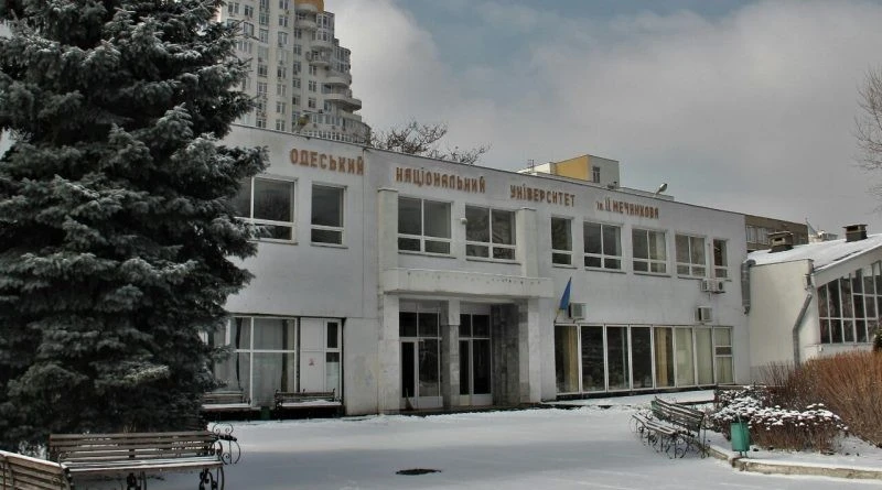 Трагічна знахідка у Подільську: рятувальники відчинили двері та виявили тіло літньої жінки У Подільську на Одещині рятувальники разом із поліцейськими змушені були відчиняти зачинені двері приватного будинку. Усередині вони знайшли пенсіонерку без ознак життя. Подія стала однією з найпомітніших серед низки викликів, які фіксували служби протягом доби. Трагедія сталася 6 січня вдень на вулиці Мельниченка. На прохання правоохоронців рятувальники застосували спеціальний інструмент, аби потрапити до оселі. Там виявили тіло жінки 1937 року народження. Обставини її смерті зараз з’ясовують відповідні служби. За інформацією обласного управління ДСНС, упродовж тієї ж доби в регіоні сталося шість пожеж: чотири в межах Одеси та дві в області. Крім цього, фіксувалися виїзди на інші надзвичайні ситуації. Один із таких випадків стався в Одесі. Рятувальники працювали на дорозі, де через витік пального виникла загроза для транспорту.  «Місто Одеса, Хаджибейський район, вулиця Олексія Вадатурського: вчора вдень рятувальники допомогли змити паливно-мастильні матеріали з проїжджої частини»  Фахівці наголошують: зима підвищує ризики як пожеж, так і дорожніх інцидентів. Тому водіїв та пішоходів закликають бути максимально уважними, а у випадку підозри на небезпеку одразу повідомляти служби порятунку. Розслідування причин смерті жінки з Подільська триває. Так само встановлюються чинники, що призвели до пожеж, зафіксованих у регіоні