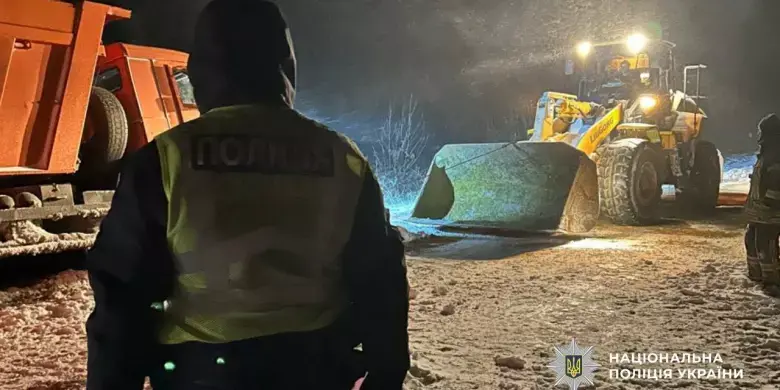 Заметені дороги Подільщини: через сніг і ожеледицю водії опинилися в пастці