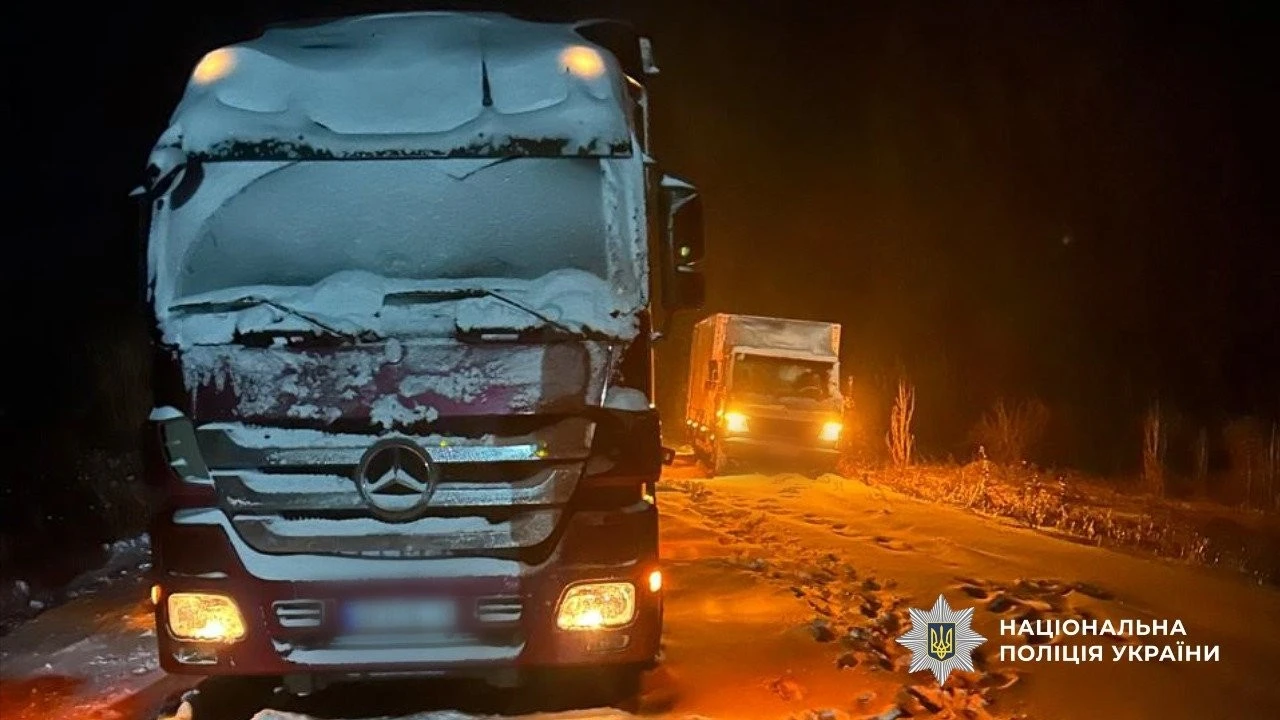 Заметені дороги Подільщини: через сніг і ожеледицю водії опинилися в пастці