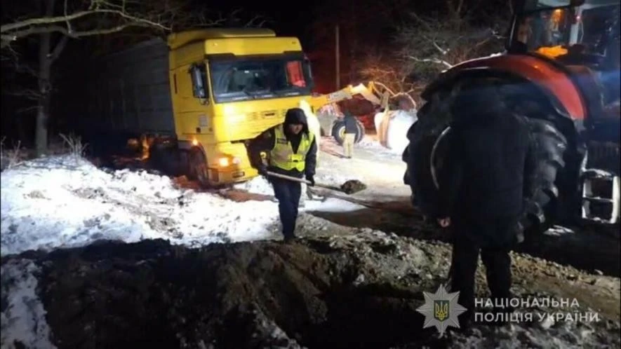 Сніг зупинив фуру: як на Одещині відновлювали рух траси