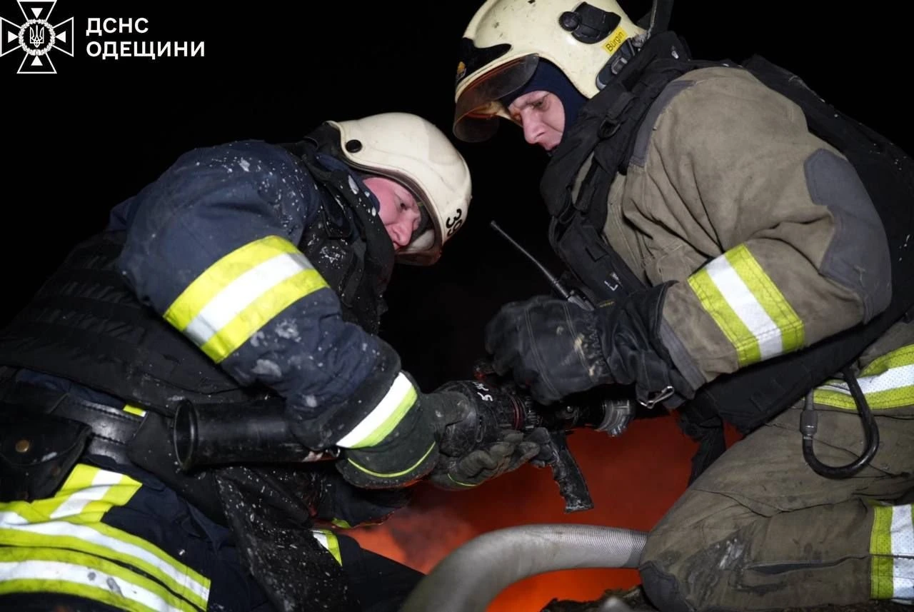 Одещина оговтується після ворожої атаки: пожежу на інфраструктурному об’єкті ліквідовано