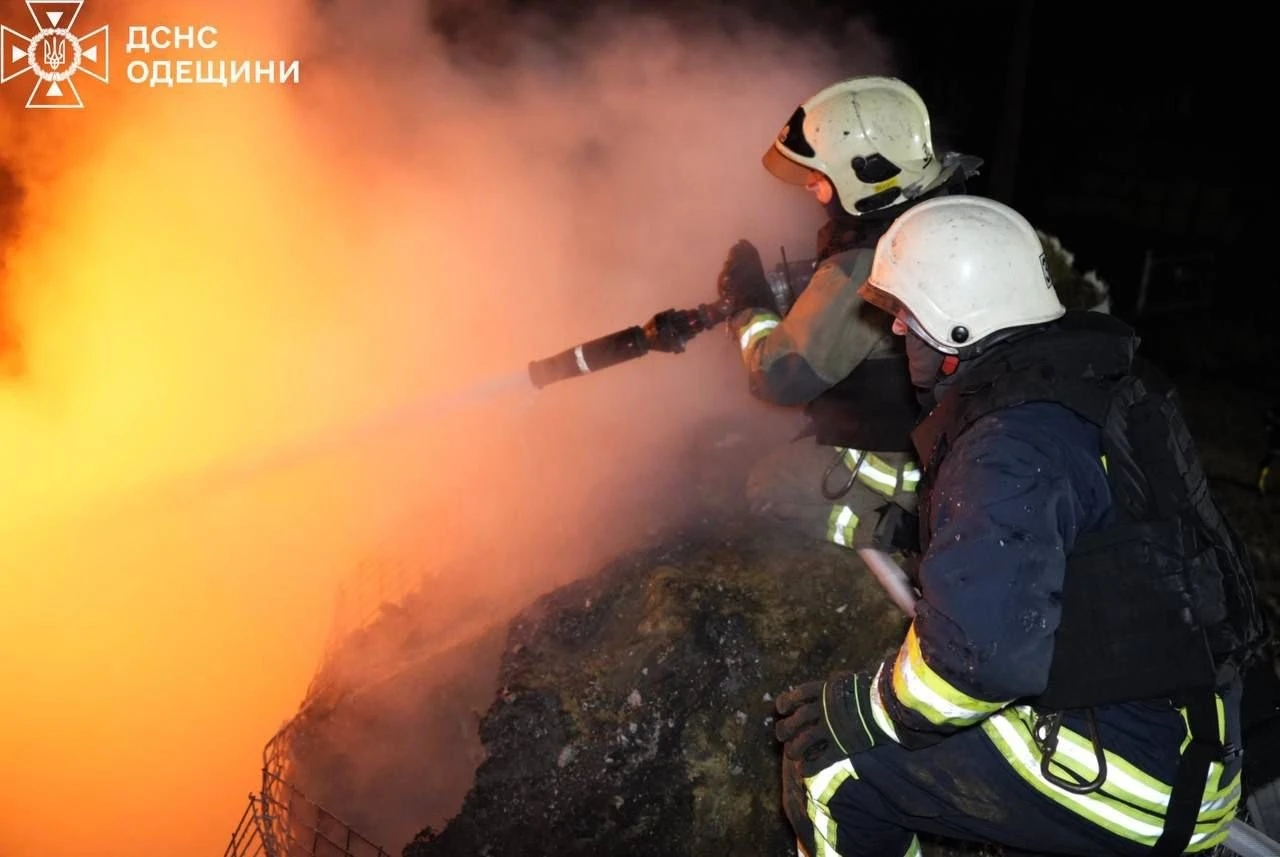 Одещина оговтується після ворожої атаки: пожежу на інфраструктурному об’єкті ліквідовано
