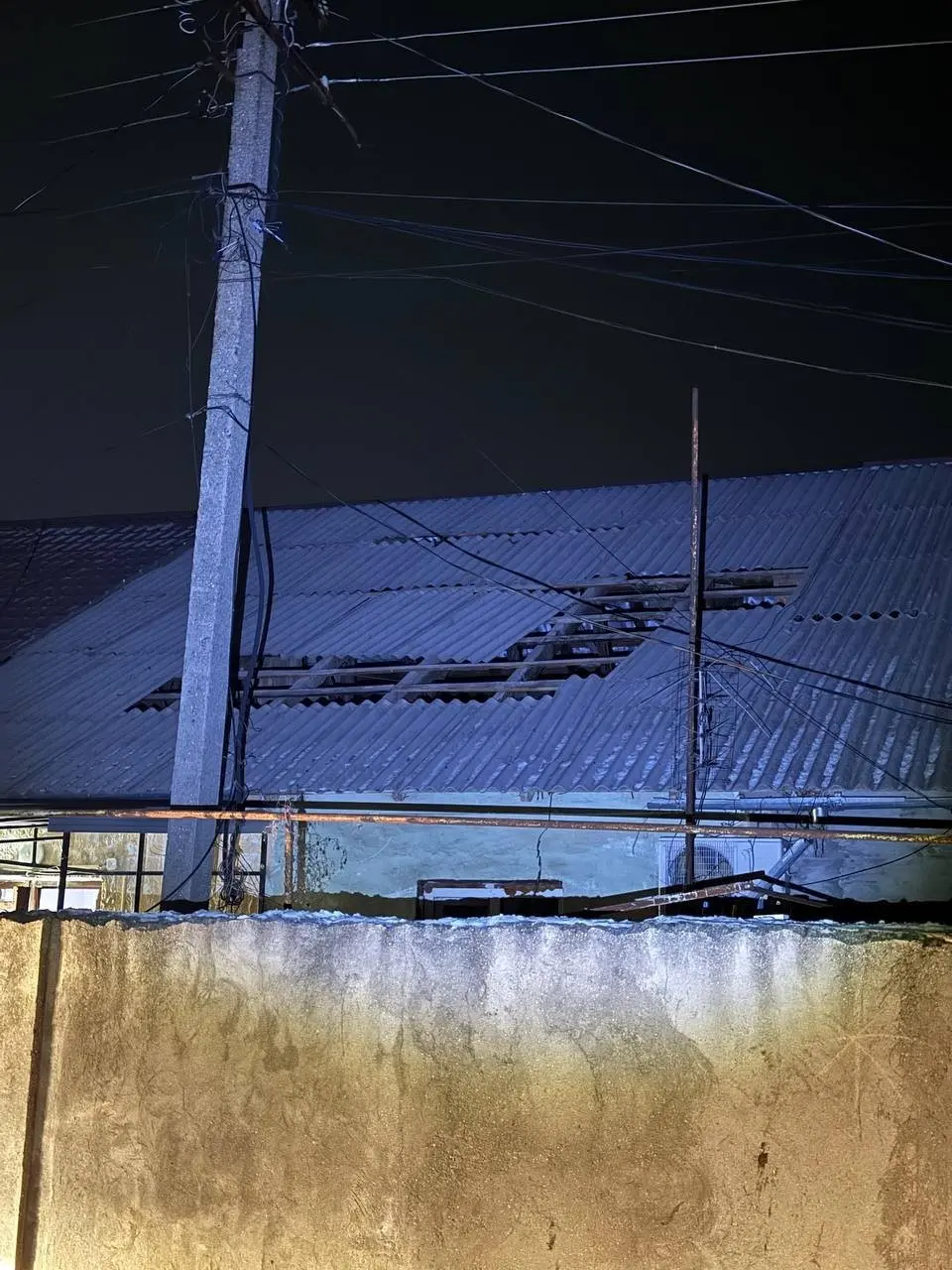 Нічний удар по Одесі: дрон влучив у 25-поверхівку, пошкоджено інфраструктуру