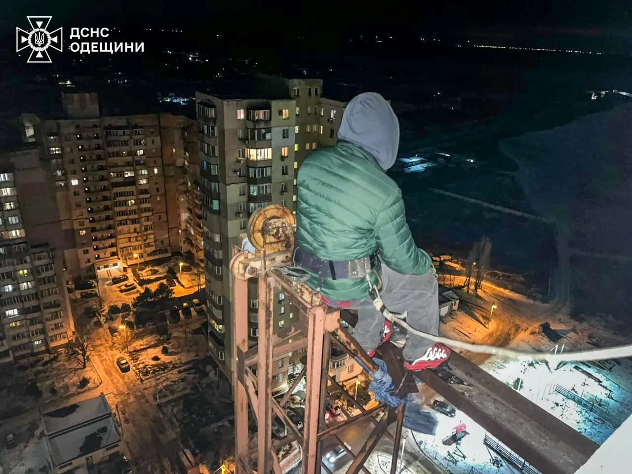Небезпечна пригода на 24-му поверсі: у Чорноморську врятували чоловіка з технічної драбини