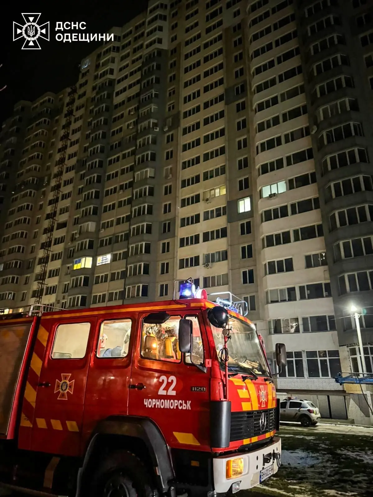 Небезпечна пригода на 24-му поверсі: у Чорноморську врятували чоловіка з технічної драбини