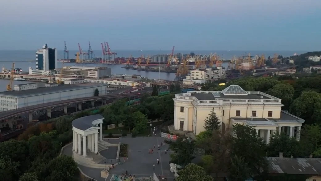 Небезпечна пригода на 24-му поверсі: у Чорноморську врятували чоловіка з технічної драбини