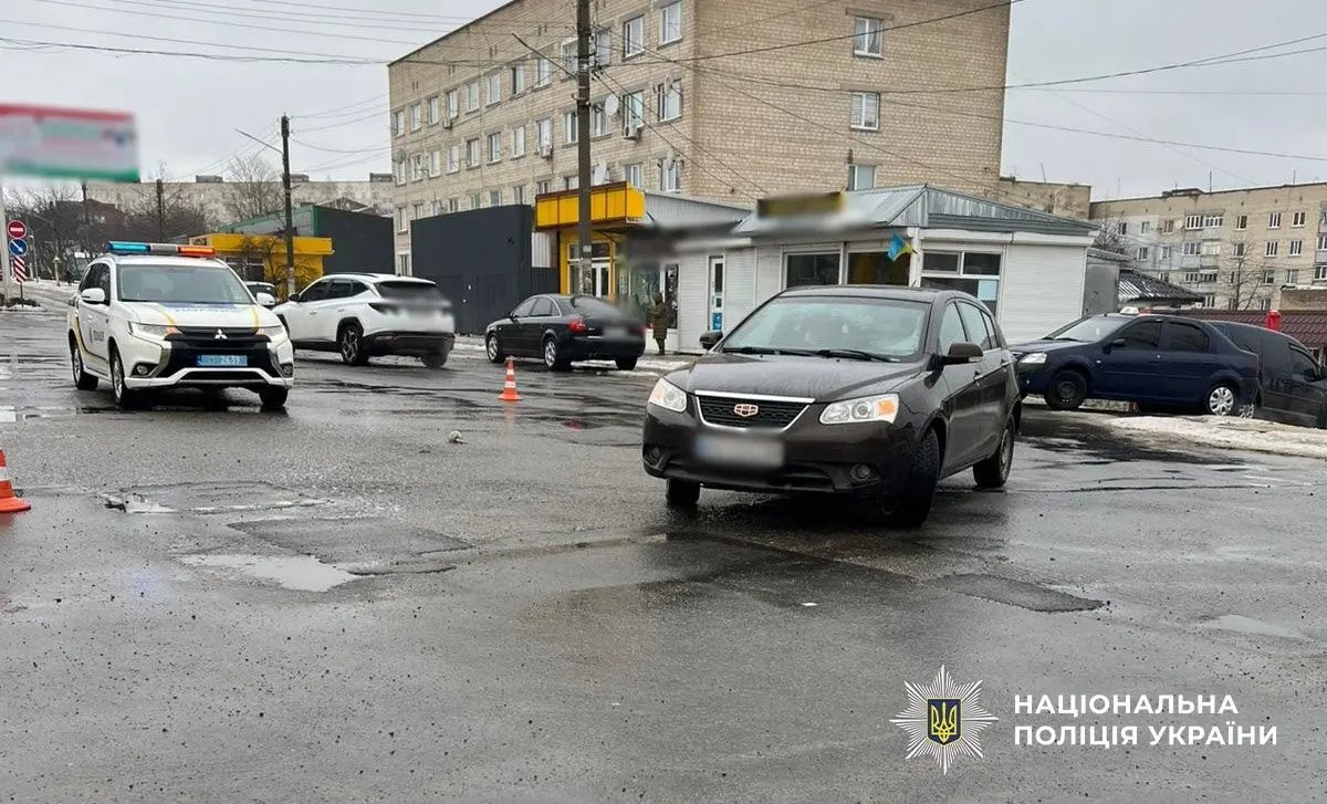 На Одещині автомобіль збив пішоходку: жінку з переломом доправили до лікарні