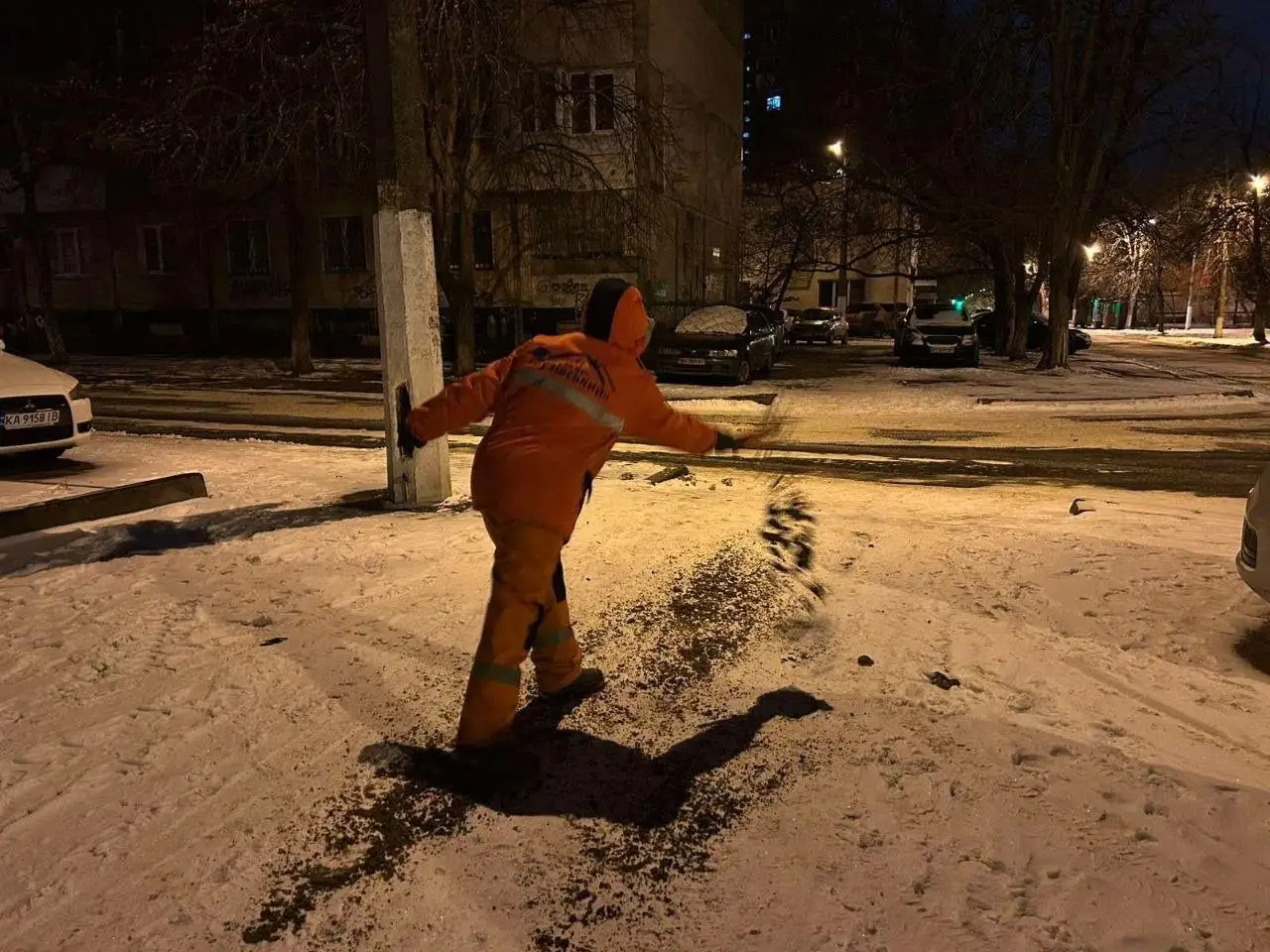 Перший день лютого: одеські двори звільняють від льоду