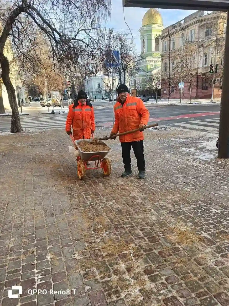 Перший день лютого: одеські двори звільняють від льоду