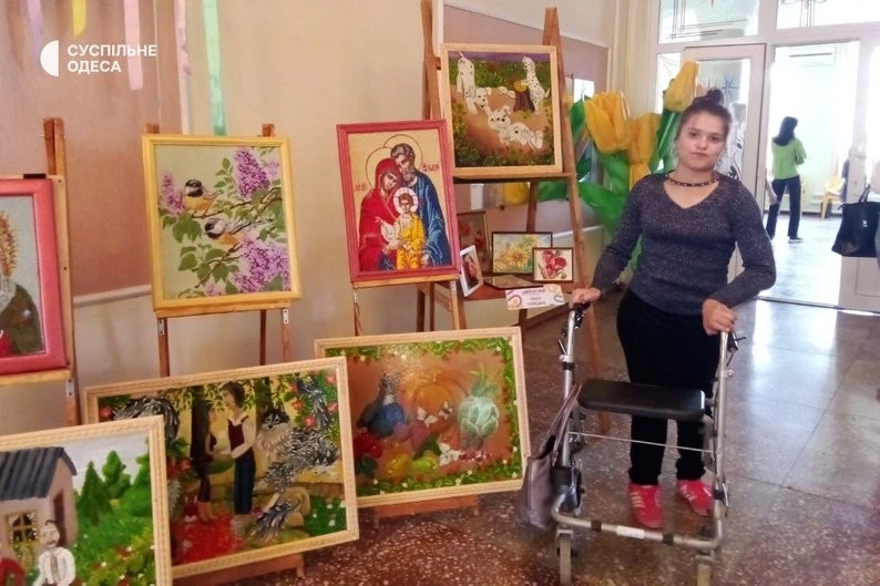 Малювати всупереч обмеженням: шлях художниці з Одещини, яку хочуть не жаліти, а чути