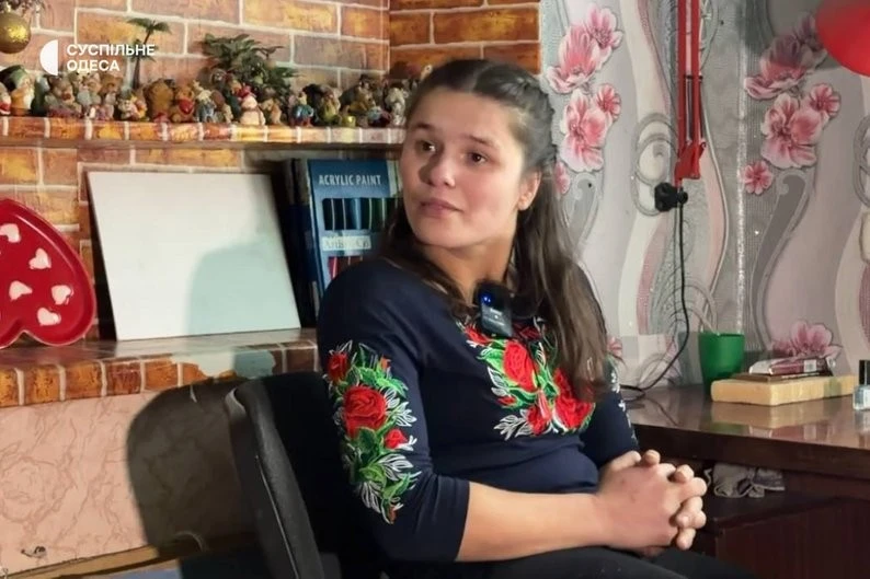 Малювати всупереч обмеженням: шлях художниці з Одещини, яку хочуть не жаліти, а чути