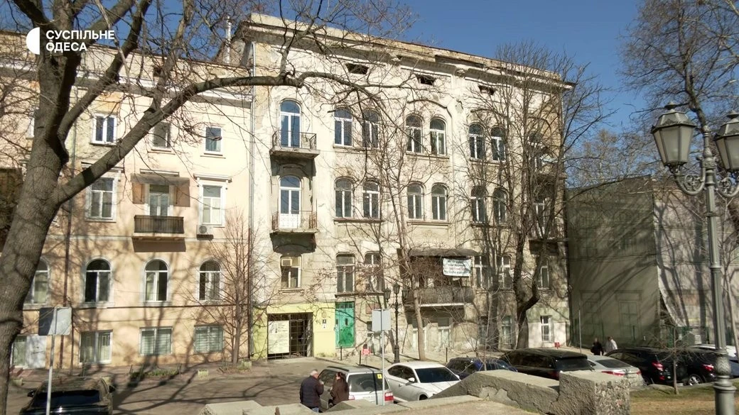 Історична будівля в центрі Одеси занепадає роками без реставрації
