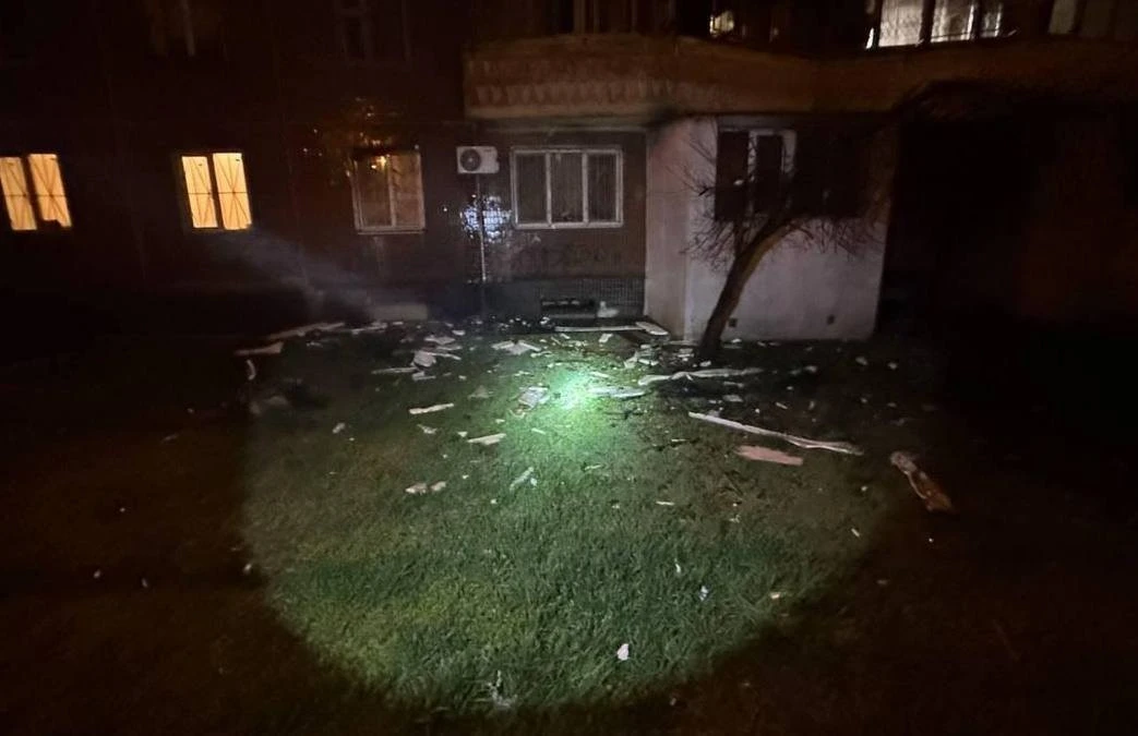 Нічна атака дронів на Одесу: пряме влучання у багатоповерхівку та пожежа