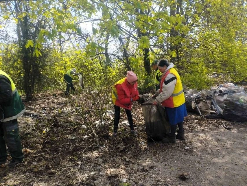 Чисте повітря замість відходів: у промзоні Одеси прибрали нелегальні звалища