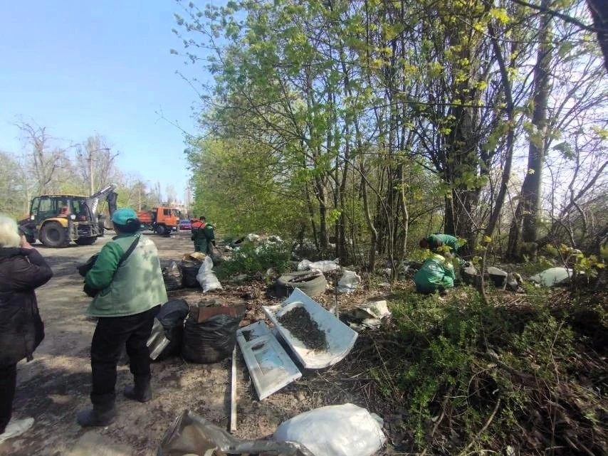 Чисте повітря замість відходів: у промзоні Одеси прибрали нелегальні звалища