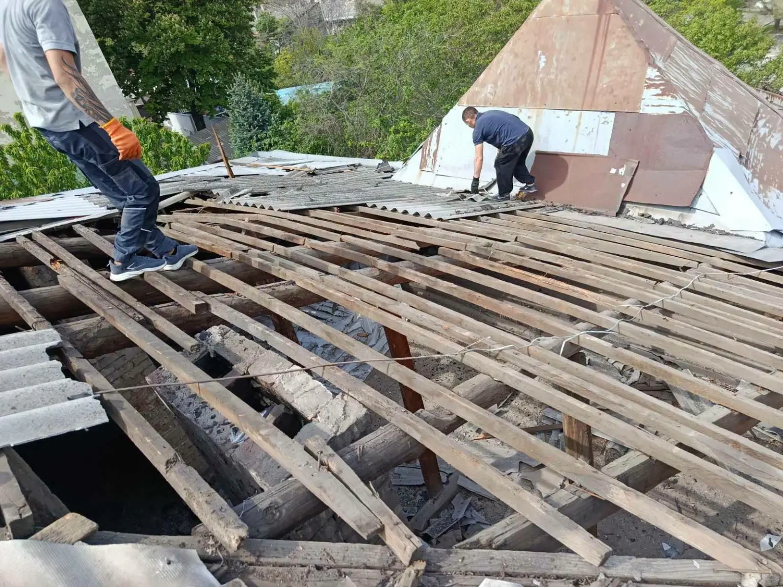 Одеські комунальники капітально відремонтували покрівлю після прильоту