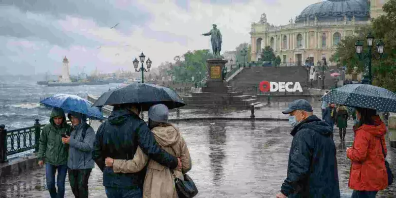 Аномальний початок літа: Одесу заливає червневими дощами