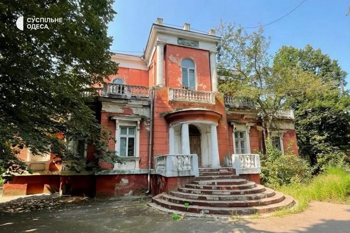 Знищення замість реєстру пам’яток: як в Одесі знесли старовинну дачу Мандражі