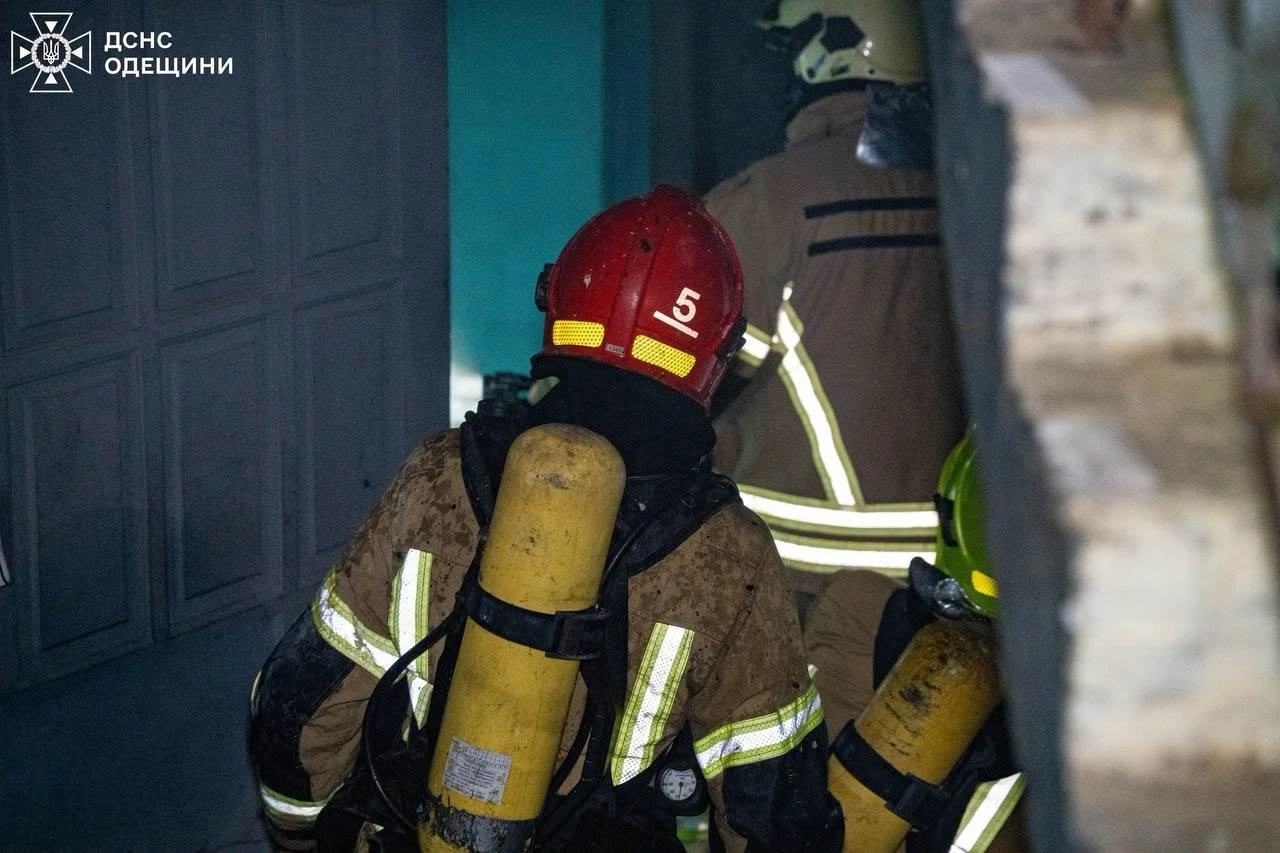 Евакуація з полум’я: на Одещині під час пожежі в гуртожитку врятували сімох людей